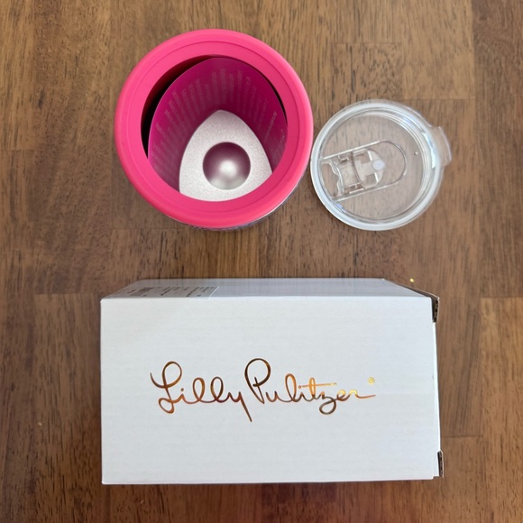 NWT Lilly Pulitzer Insulated Can Tumbler 11.8 oz High Tide Navy Turtle Amazement - Picture 9 of 15